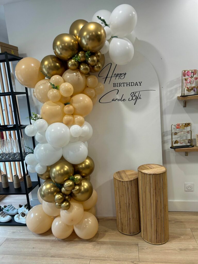 Photo d'un décor avec un backdrop personnalisé pour un anniversaire dans une boutique de vêtements
