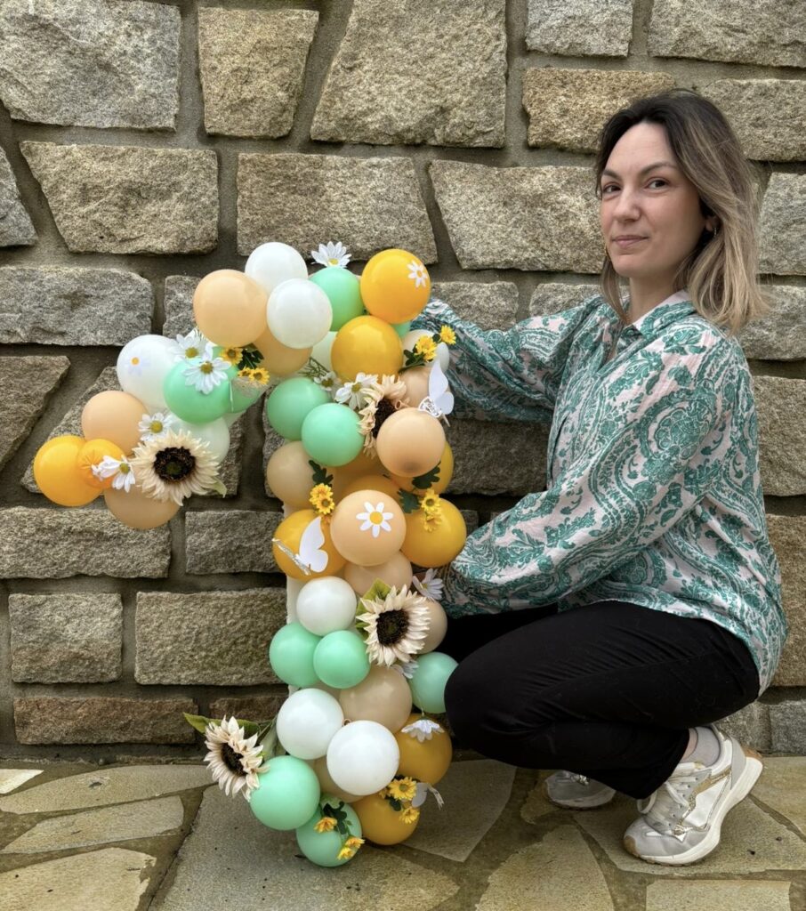 Camille happy event en photo avec un chiffre 1 en ballons