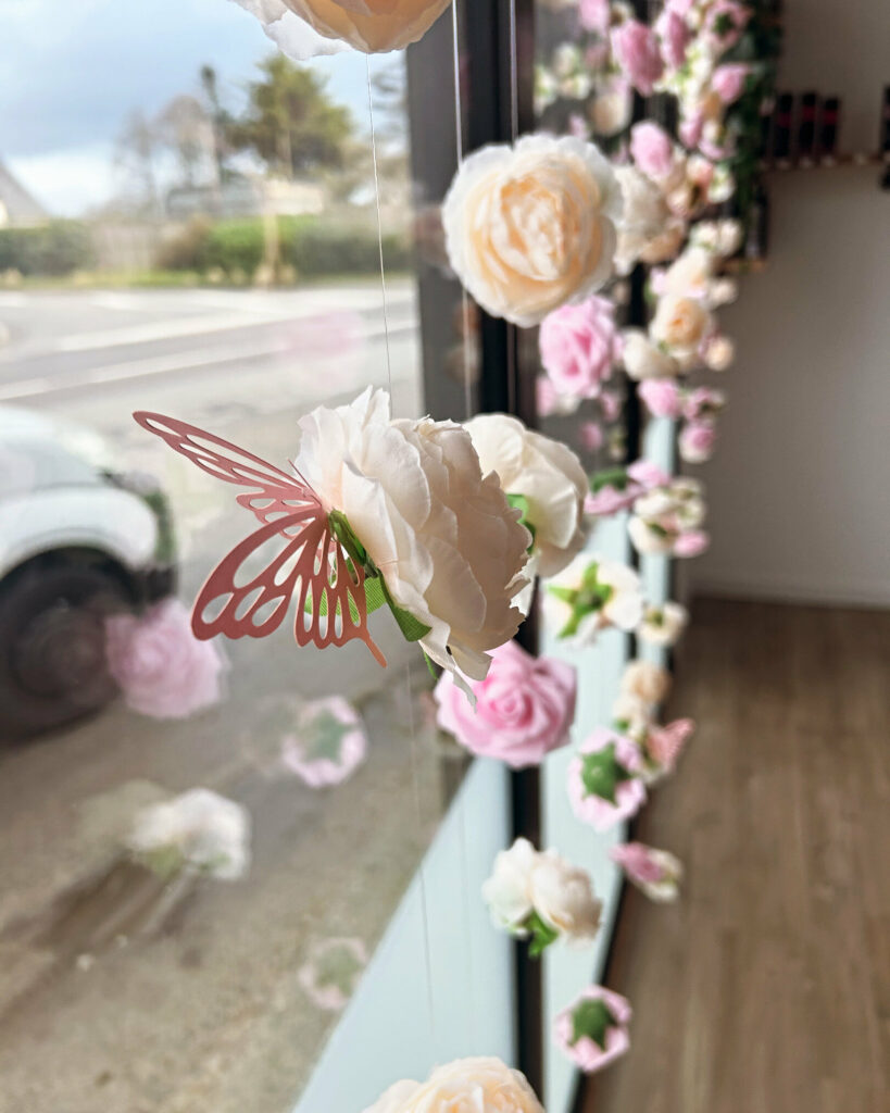 mur de fleurs pour une vitrine de commerce à tal ar groas