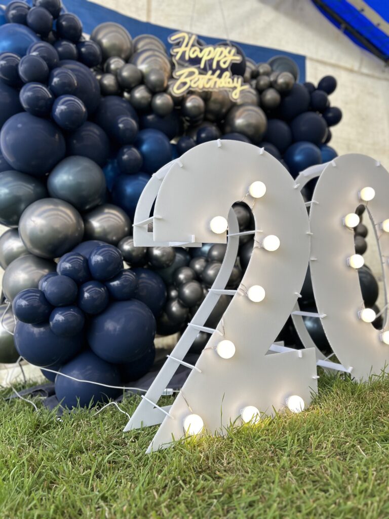 mur de ballons avec le chiffre 20 lumineux pour un anniversaire