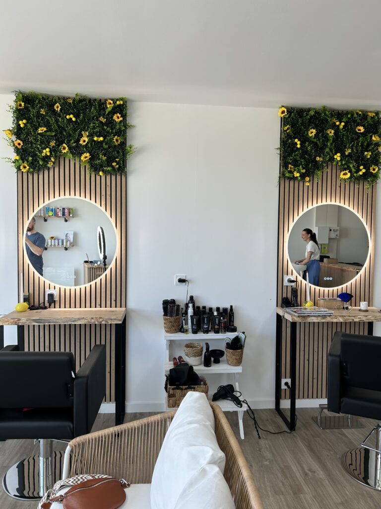 Décoration mur végétal pour un salon de coiffure dans le finistere